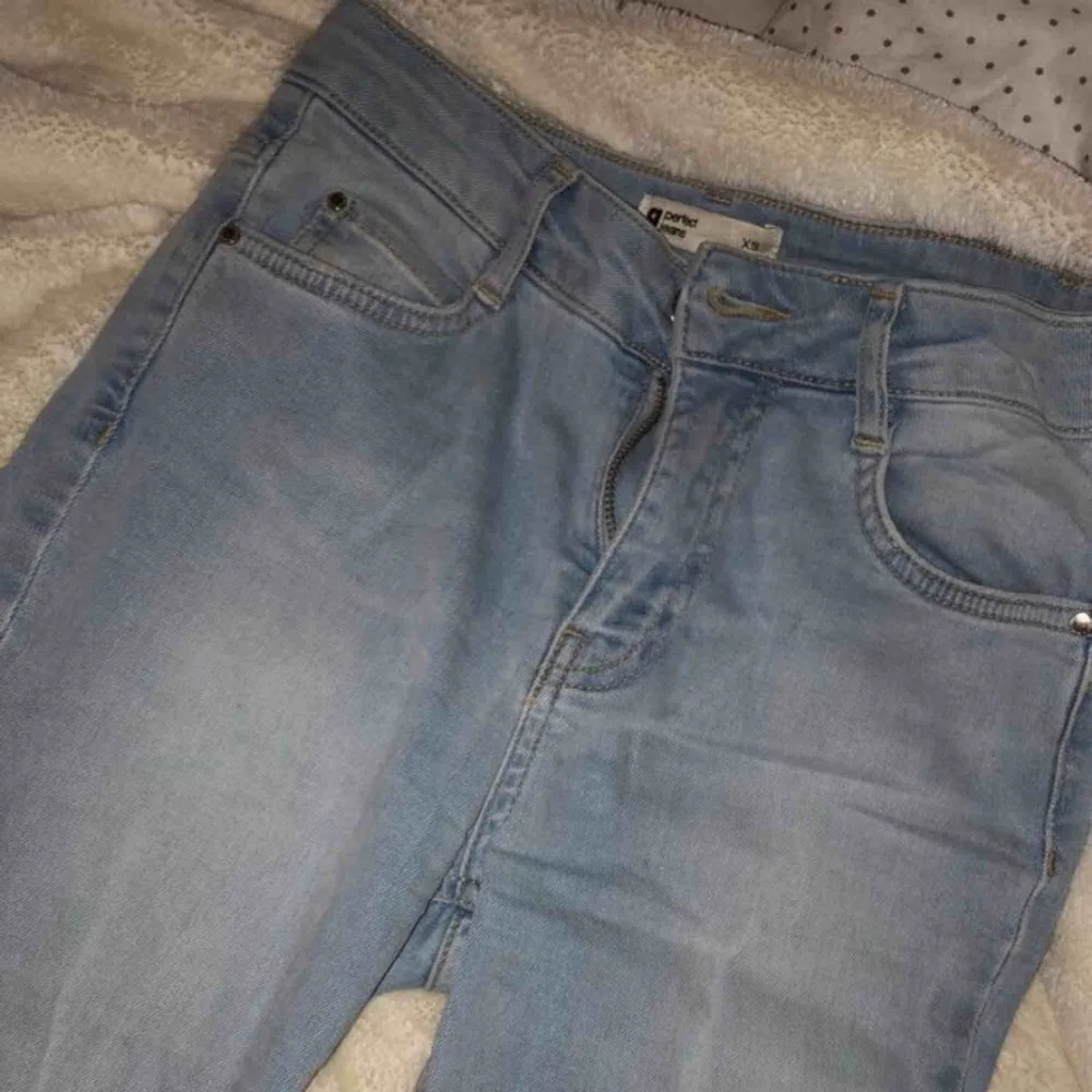 Blå bootcut jeans, använda ca 2 gånger. . Jeans & Byxor.