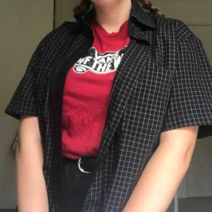  - en röd/vinröd vans t-shirt. det är en barn XL, så skulle säga att det är en S herr/ M dam. ascool att ha över longsleeves.