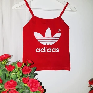  - Rött adidaslinne, köpt på en marknad utomlands så inte äkta men av bra kvalitet!