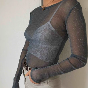  - Glittrig mesh tröja skulle gissa på storlek S passar nog M med tanke på hur stretchig den är. Inga hål eller fläckar, som ny