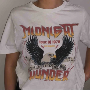  - Fin vit t-shirt med coolt tryck stor i storlek bra skick