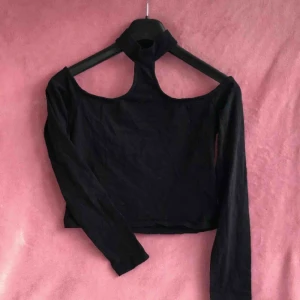  - Croptop med choker fram 💗