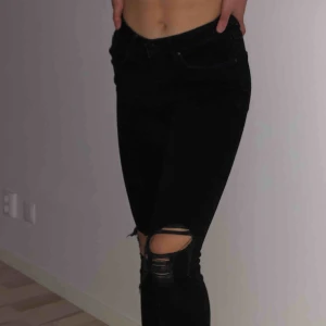  - Snygga coola slitna Jeans i bra skick sitter snyggt och skönt 