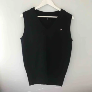  - Slipover i ull från gant. Strl L men sitter som M (bild 2).  Jättesnygg att ha ovanpå en tröja eller som extra värme under jackan!