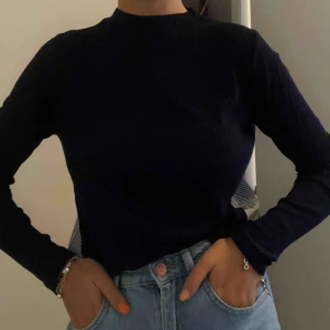  - Jättefin tröja från Sandro (aldrig använd). Nypris 1400kr. Obs, den är marinblå. 