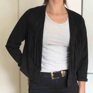  - Svart mocka-jacka med fransar, använd ett fåtal gånger .