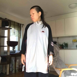  - Asfin tracksuitjacka från Kappa. Strl large men jag är 1.60 och gillar att den sitter loose (viker upp ärmarna). En kan knäppa upp på sidorna. Säljer den pga för många träningsjackor i garderoben. :)