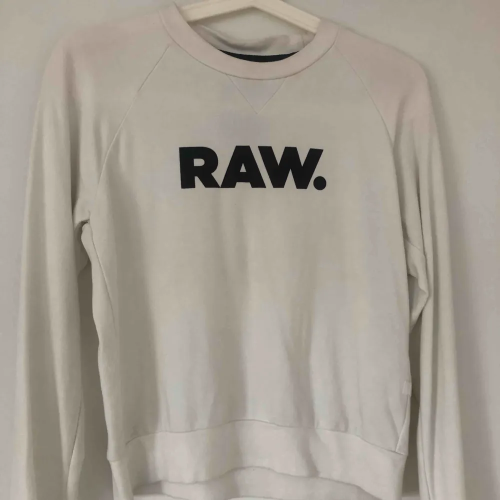 Vit G star Raw tröja, säljer pga att den har inte kommit till så mycket användning. Köparen står för frakten 💕. Hoodies.