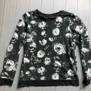  - Mysig tröja med världens coolaste tyg med blommor och skallar! Fint skick!