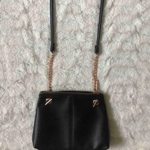  - Liten handväska från h&m, så gott som ny. Kika gärna in på min profil, har massvis med annonser ute!