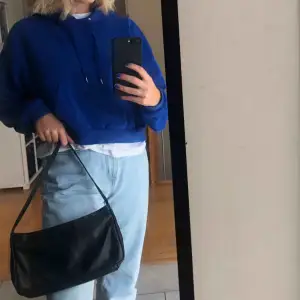 En cropped hoodie, fin blå färg som passar till det mesta💙🦋🧞‍♂️💦