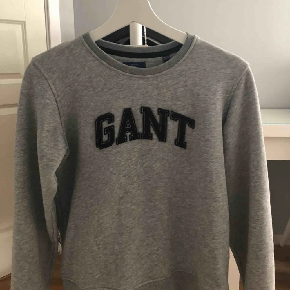 Säljer denna Gant tröjan som är använd en del men i mycket bra skick! 200 kr + 50 kr i frakt. Tröjor & Koftor.