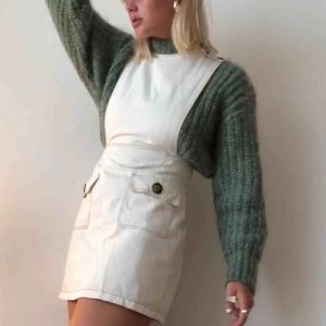  - En klänning i hårdare tyg med snygga markanta sömmar och knappar, liten i storleken. Dragkedja i bak! 