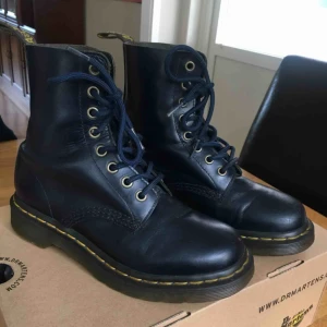  - Marinblå dr martens använda en säsong, säljer pga att de blivit för små!(nypris ca. 1400) Frakt tillkommer🌷🌷🌷