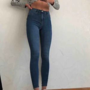  - blå molly jeans ifrån gina tricot, aldrig använda, jag är 168 och de är liiite korta för min smak köpare står för frakt