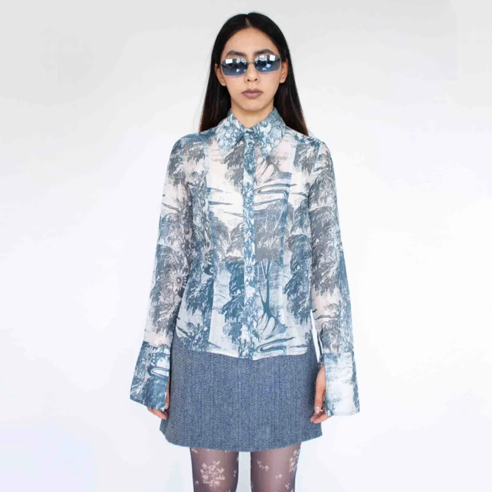 H&M Conscious Exclusive SS18 silk mix floral landscape patterned shirt blouse in grey blue SIZE & FIT Label: EUR 34, fits XS Model: 165/XS Measurements (flat, cm): Length: 56 pit to pit: 44 sleeve length: 64 sleeve width: 22 Free shipping . Blusar.