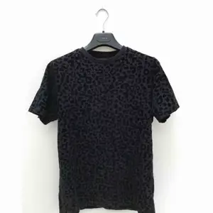 Svart leopardmönstrad T-Shirt från River Island 🐆 29 kr frakt✨