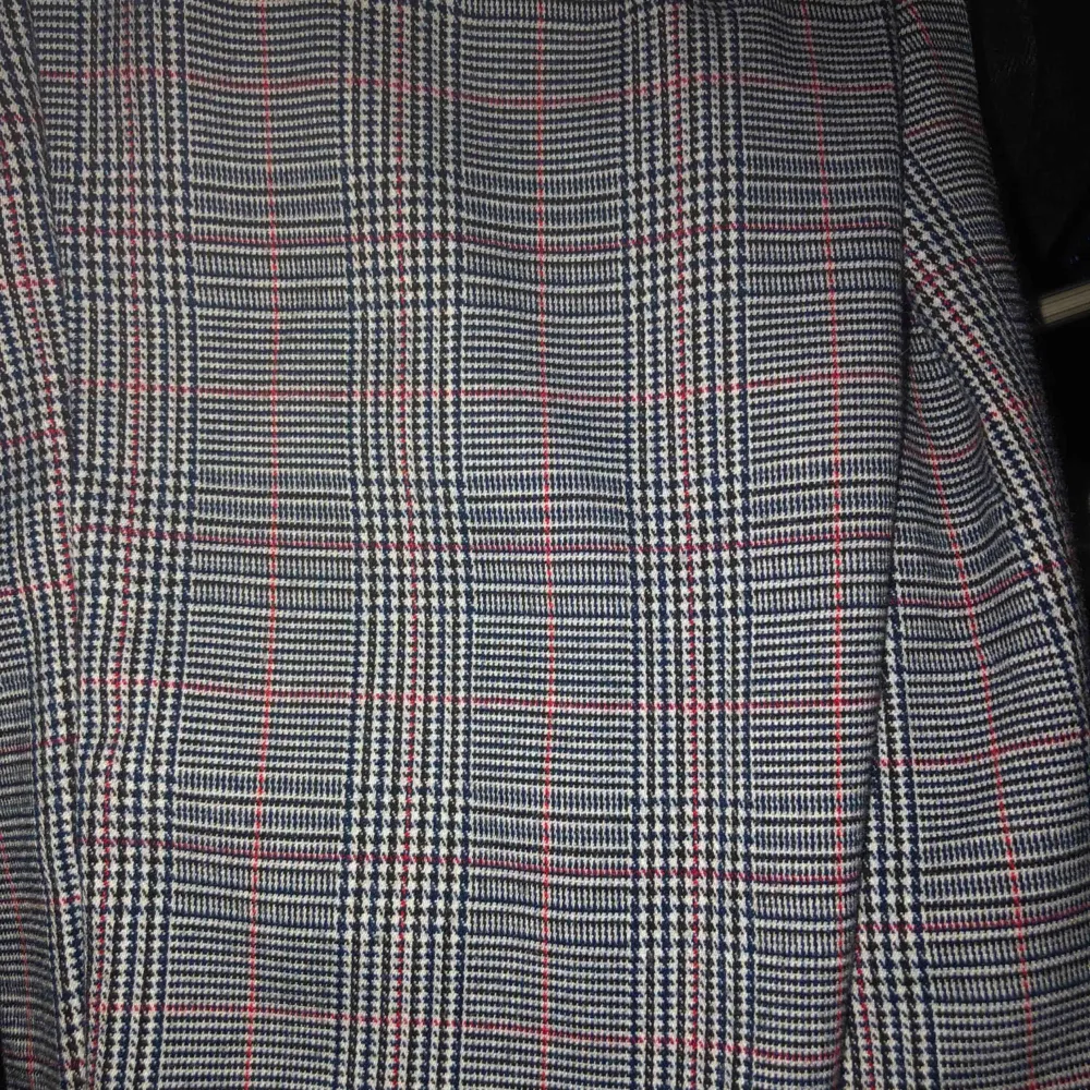 Rutiga typ kostymbyxor från Pull&bear i storlek 32. Som ni ser på bild 3 så är de lite röda sträck i de också, skit snyggt!🤩 frakt tillkommer på 50kr. Jeans & Byxor.