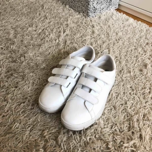  - Vita snygga skor med kardborreband! Knappt använda, kristallvita förutom på undersidan! Strl 40, men passar även en 39. (Jag)
