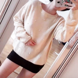  - Perfekt nu i höst🍁Mysig cremevit tröja med pärlbrodyr. Fint skick! Frakt: 63:- Spårbart.