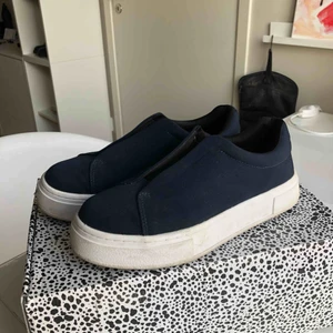  - Marinblå Eytys i modellen Doja. De är nya och i mycket gott skick, nypriset är 1800kr. Strl 40, däremot är eytys känd för att ha lite mindre storlekar så de passar även någon med 39 eller mig som har 39-40!☺️