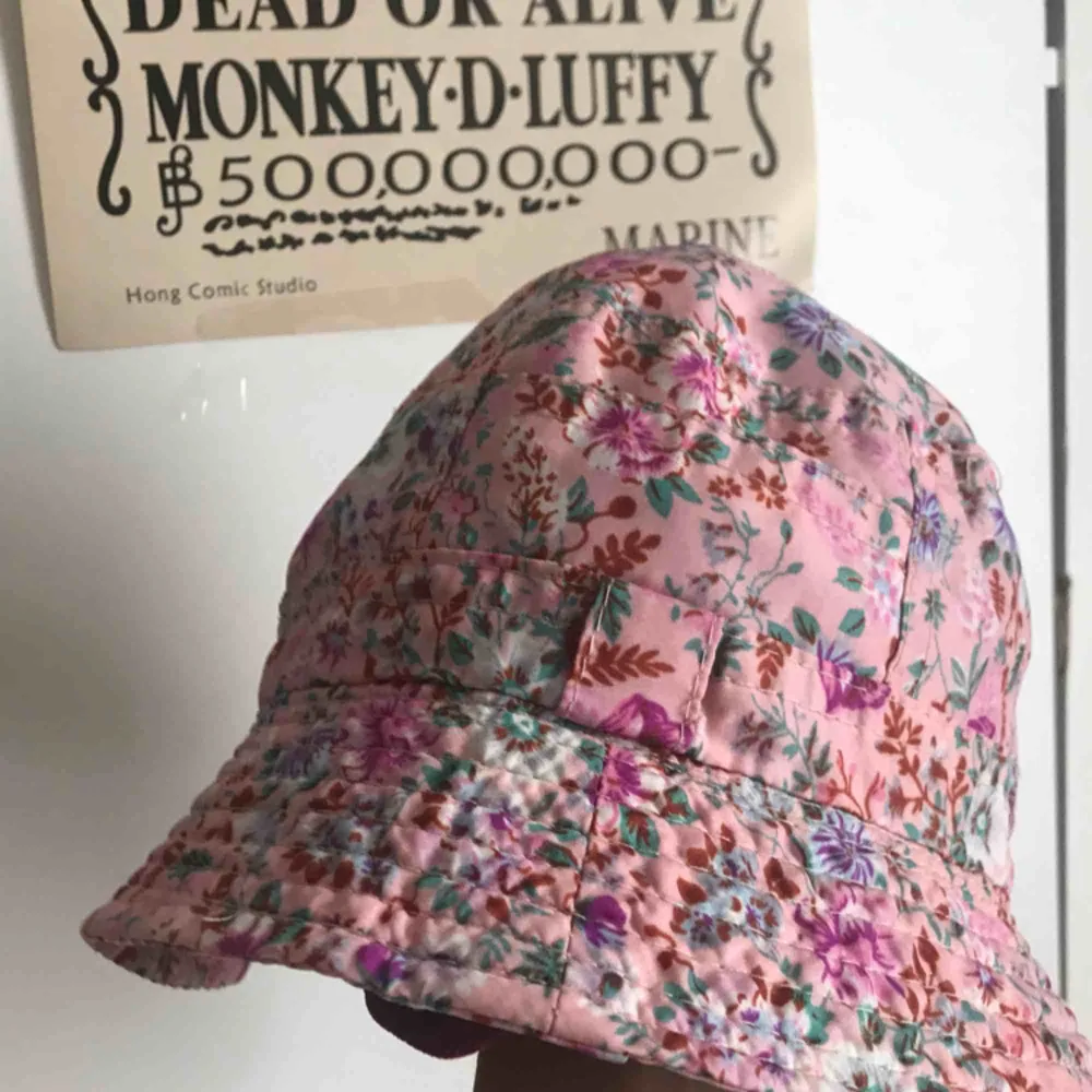 skön rosa blommig buckethat köpt i Montenegro för 100kr och säljs för 58kr inkl frakt (18kr). Övrigt.