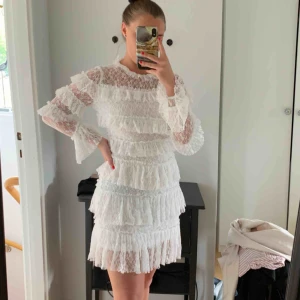  - Superfin vit klänning. Aldrig använd. Mer som en S. 