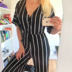  - Storlek S - 36 Säljer min väldigt snygga randiga jumpsuit.  Aldrig använd.  Säljer pga att det inte riktigt är min stil. Frakt tillkommer! 