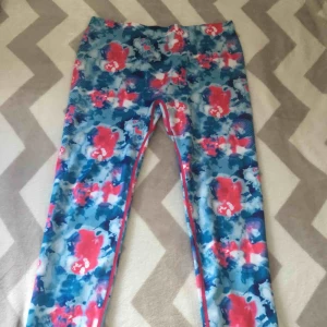  - Byxorna är i storlek 158/164 men med mycket stretch. Jag väger 50kg och byxorna sitter inte för tajt. Materialet är mjukt och behagligt. köpta för 220kr