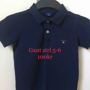  - Mörkblå piké från Gant, storlek 5-6Y, mycket fint skick