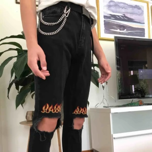  - Jeans med hål på knäna