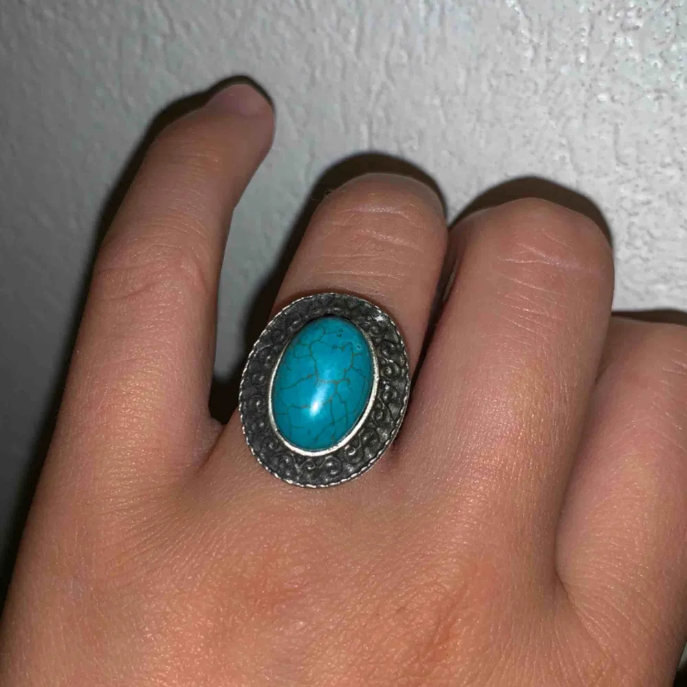 Jag säljer en oanvänd ring i silver med blått marmor!✨. Accessoarer.