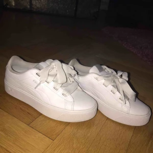  - Vita puma skor Använda max 3 gånger  400 kr inkl frakt