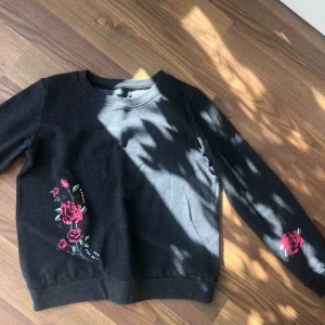  - Grå långärmade med detaljer. 75kr & FRI FRAKT. 