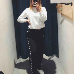  - Säljer mina älskade Kappabyxor, använda ett fåtal gånger och ser ut exakt som när jag köpte dom!! Dom är lite små i storleken så dom passar en S person perfekt också, jag brukar oftast ha 36 i byxor och dom sitter perfekt.  Nypris: 699 kr