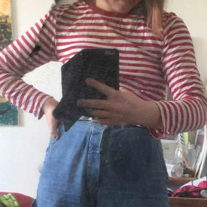  - Rödvitrandig tröja från Monki. Mjukt material. Använd ett fåtal gånger. 