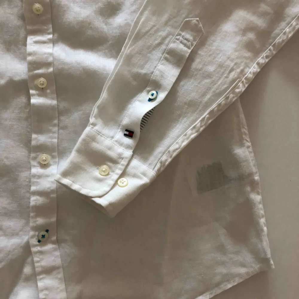 Linneskjorta utan krage från TH. Använd ett par gånger och är i nyskick. Hämtas i Malmö eller skickas mot frakt.. Skjortor.