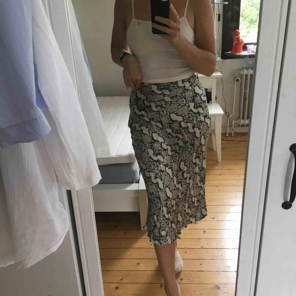 Säljer nu min snakeprint kjol från H&M! Har älskat den sen den blev min men ska flytta nu och då kommer den ej komma till användning. Superfin och glansig och framhäver fina former!!. Kjolar.