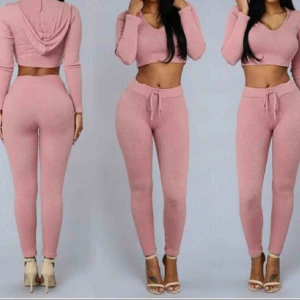  - Säljer detta set från Fashion Nova i gammalrosa 🌸 använd 1 gång så i nyskick! Strl S men väldigt stretchigt material. Finns i Malmö eller skickas mot frakt ✨