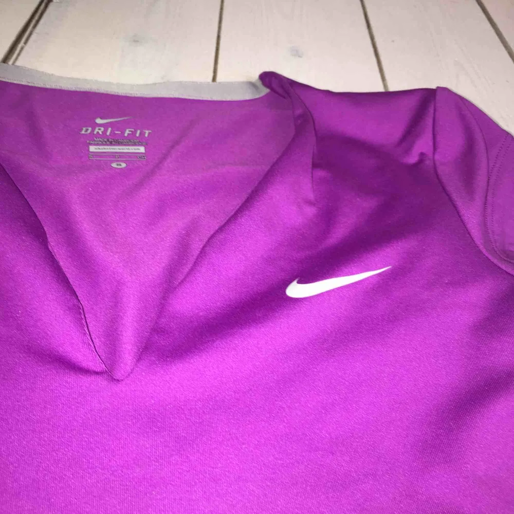 Lila (lite lila-rosa) träningstopp från Nike. Vääldigt skönt material och i toppenskick. Väldigt stretchig, nypris ca 400. T-shirts.