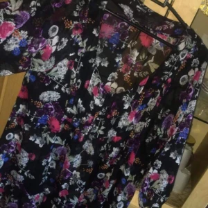  - En jätte fin blommig blusar med olika färger från ginatricot använd par gånger köpte den för 150kr men säljer den för 50kr. Köparen står för frakt. 