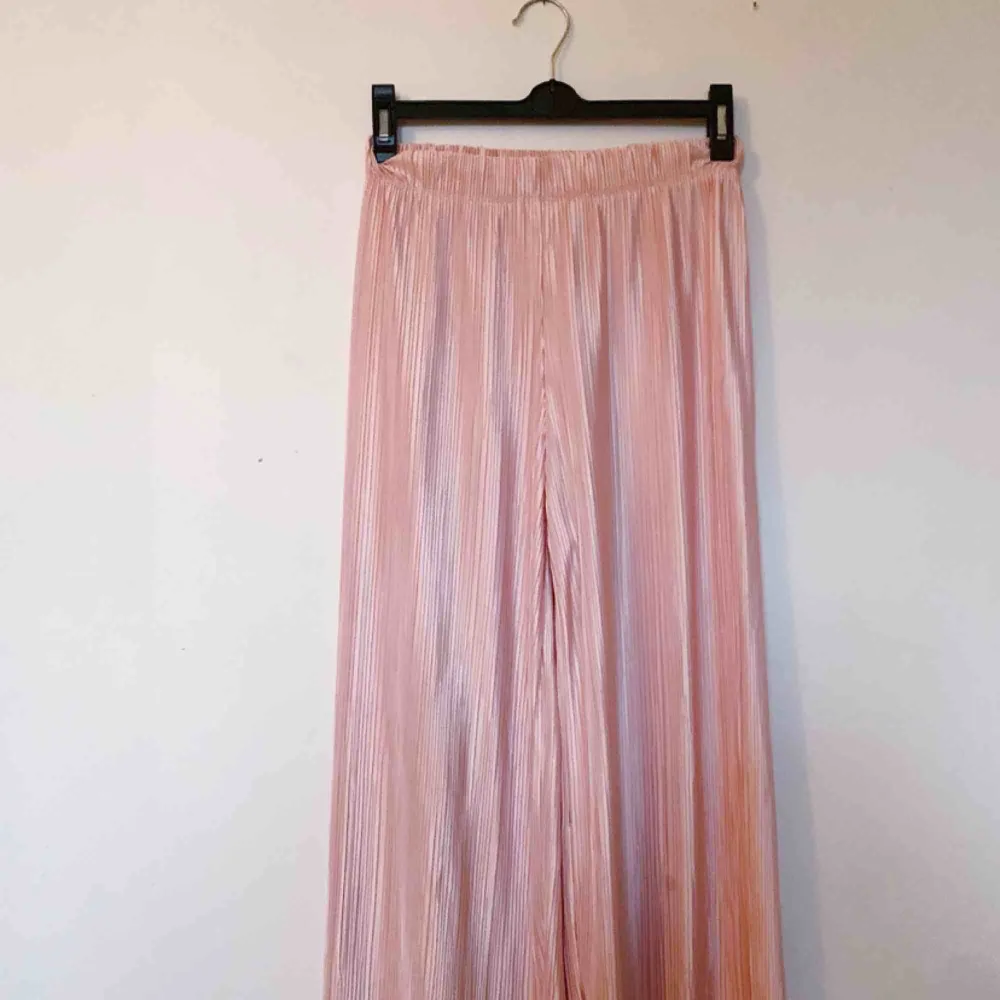Glansiga rosa culottebyxor från bershka, sparsamt använda i fint skick. Frakt tillkommer!🌺. Jeans & Byxor.