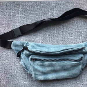  - Ljusblå magväska, köpt för ett år sen och i helt nytt skick! Reglerbart axelband