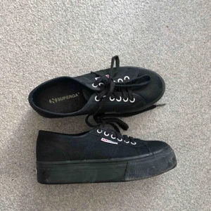  - Knappt använda, lite dammiga. Inköpspris 899kr. Liten platå. 