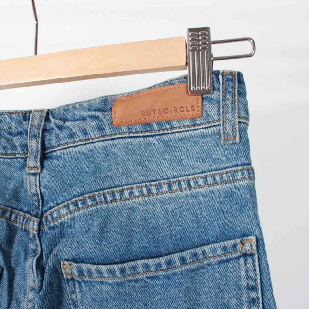 Snygga mom-jeans från Rut and Circle. Nypris: 599 kr. Köparen står för frakten:) . Jeans & Byxor.