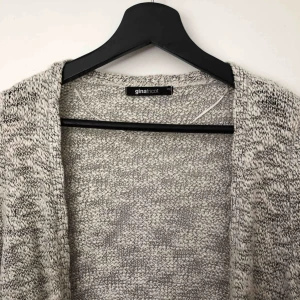  - Lång och mysig kofta från Gina Tricot, storlek xsmall. 