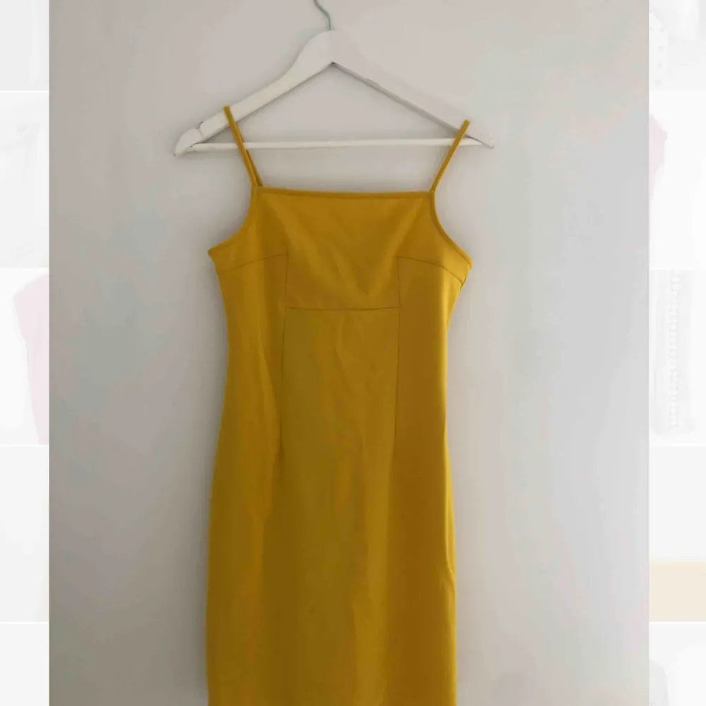 Härlig gul klänning från PIMPKIE Spanien.  Säljer pga utomlandsflytt :) oanvänd! Nyskick!. Klänningar.