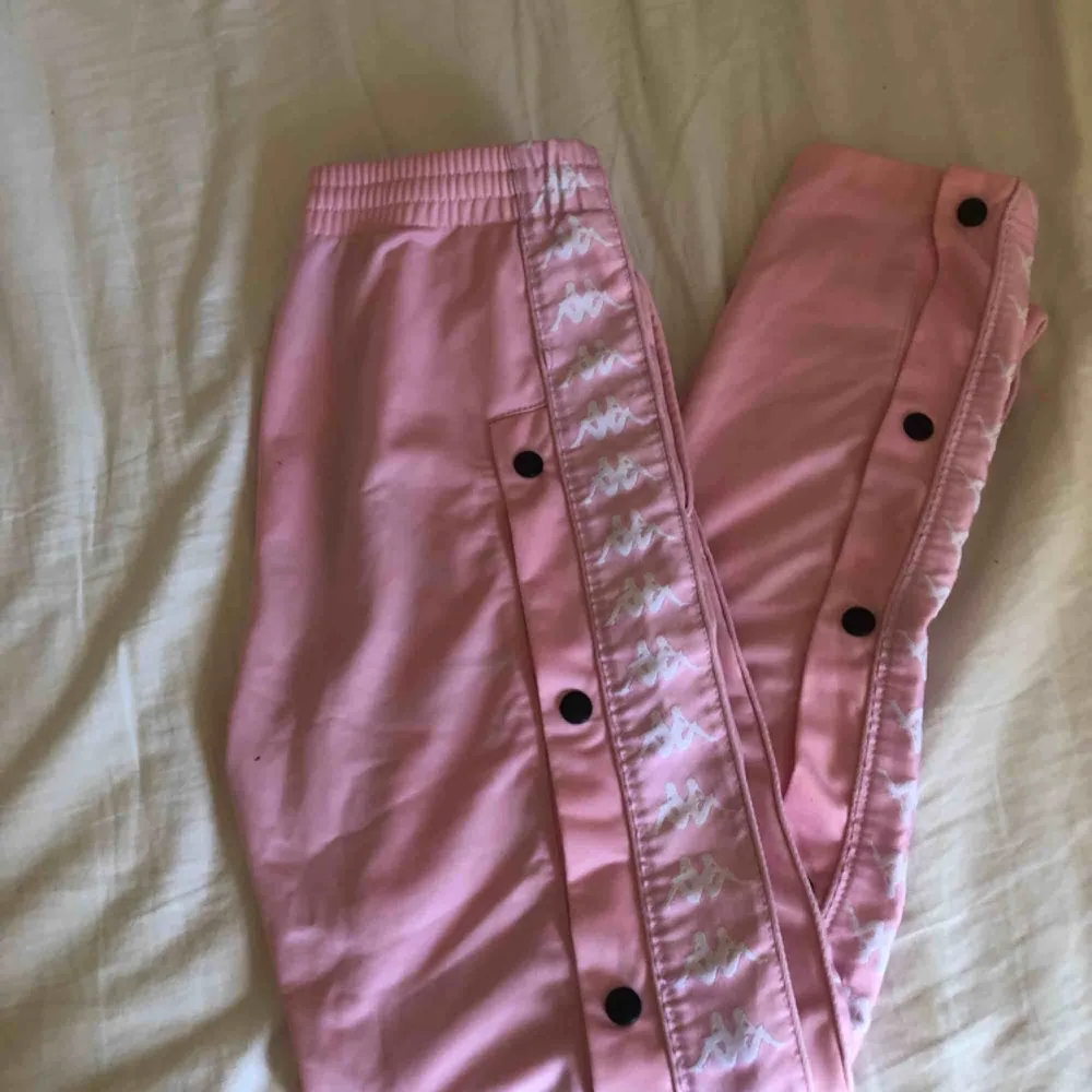 Säljer mina gamla favoritbyxor! Säljer mina rosa popperpants från ”kappa” i storlek XS. Inköpta på madlady för ca 2 år sedan och är sparsamt använda! Själva kappa-märket är tyvärr borta det var löst redan när jag fick byxorna men hann inte reklamera då!🥰. Jeans & Byxor.