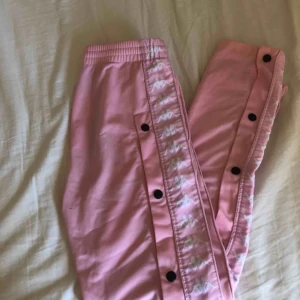  - Säljer mina gamla favoritbyxor! Säljer mina rosa popperpants från ”kappa” i storlek XS. Inköpta på madlady för ca 2 år sedan och är sparsamt använda! Själva kappa-märket är tyvärr borta det var löst redan när jag fick byxorna men hann inte reklamera då!🥰