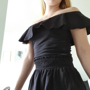  - Off-shoulder tröja från gina i storlek xs, passar även en storlek s. Använd några gånger. Köpare står för frakten. 